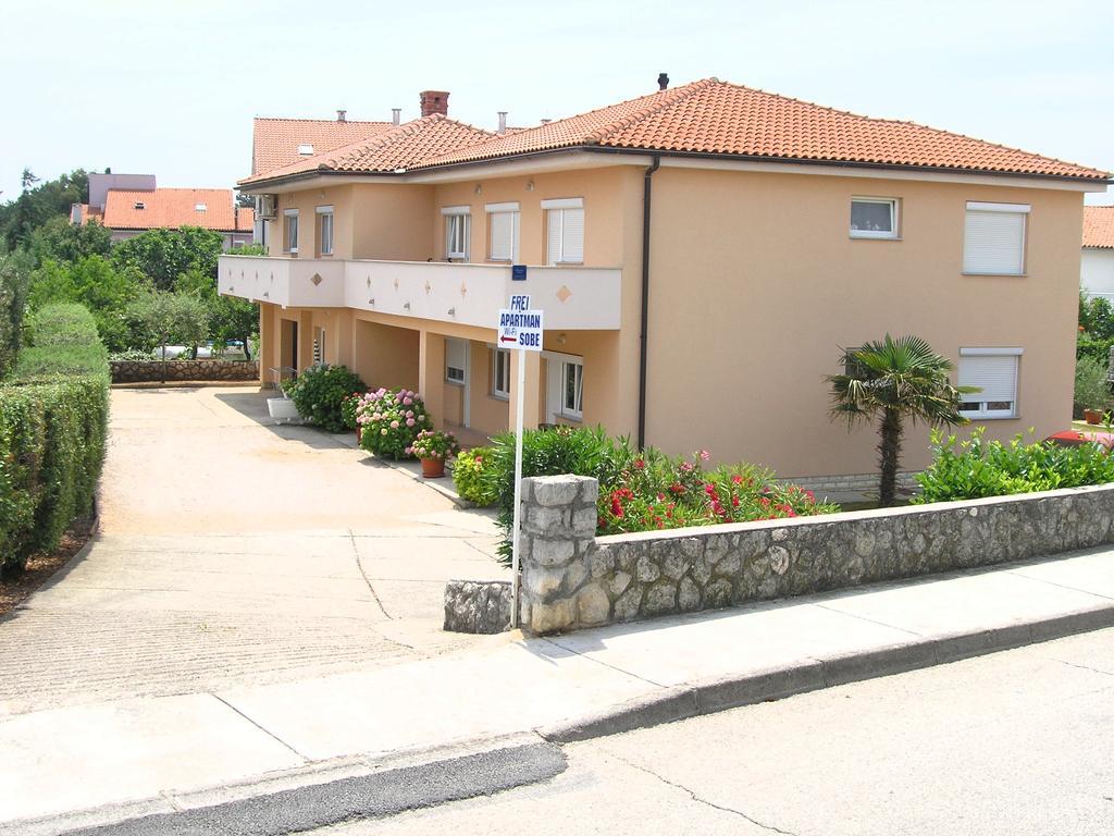 Apartments Elvira Krk Town Exteriör bild